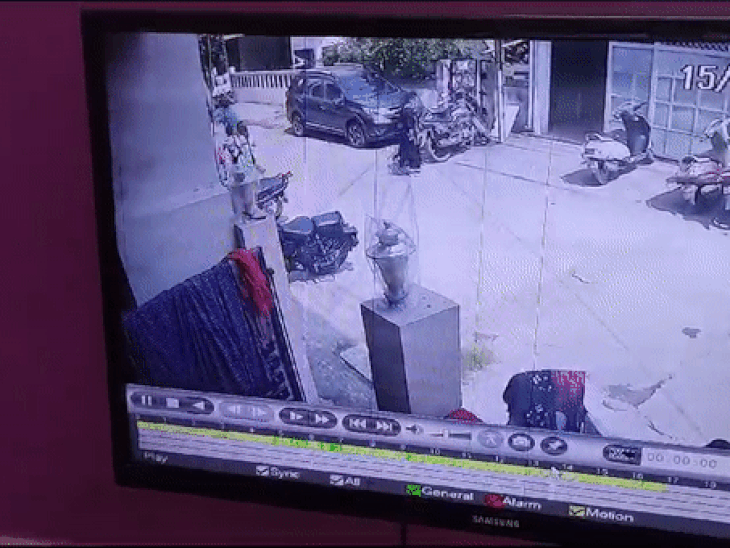 CCTV of beating of cloth merchant | डॉयग्नोस्टिक सेंटर से कार हटाने को लेकर  कर्मचारियों ने की मारपीट - Money Bhaskar