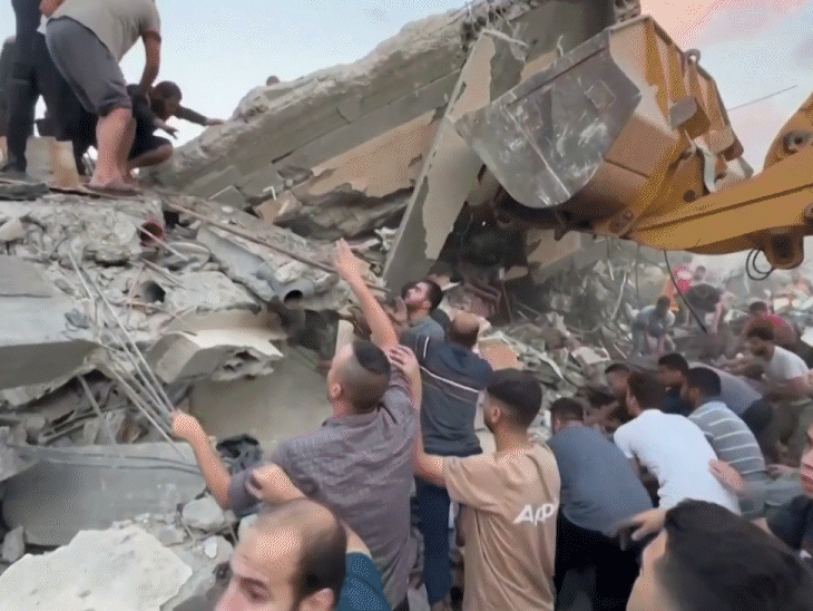 तस्वीर इजराइली हमले के बाद मलबे में दबे शवों को निकाल रहे हैं।