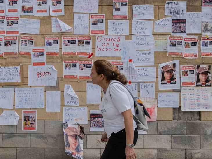 हमास के लड़ाके कई इजराइलियों को बंधक बनाकर गाजा ले गए। तेल अवीव में लापता और बंधक बनाए गए लोगों के पोस्टर लगे हैं।