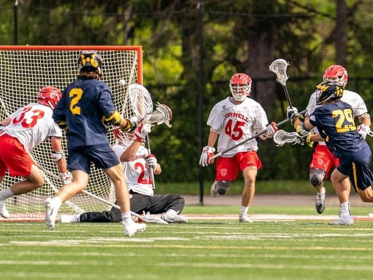 लेक्रोस में सभी खिलाड़ी सुरक्षात्मक गियर पहनते हैं। इसमें हेलमेट, दस्ताने, शोल्डर पैड और कोहनी के पैड शामिल हैं।