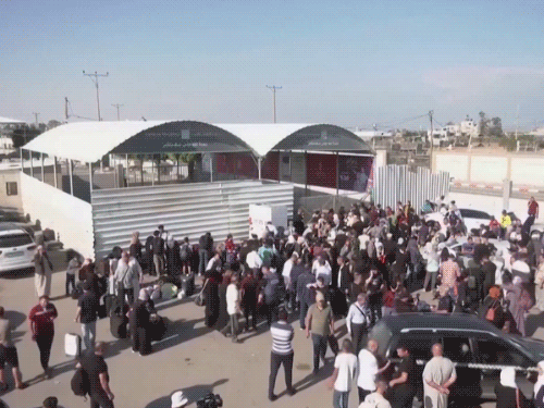 तस्वीर राफा बॉर्डर की है। सोमवार को सीजफायर की झूठी खबरें सुनने के बाद लोग गाजा छोड़ने के लिए यहां इकट्ठा होने लगे।