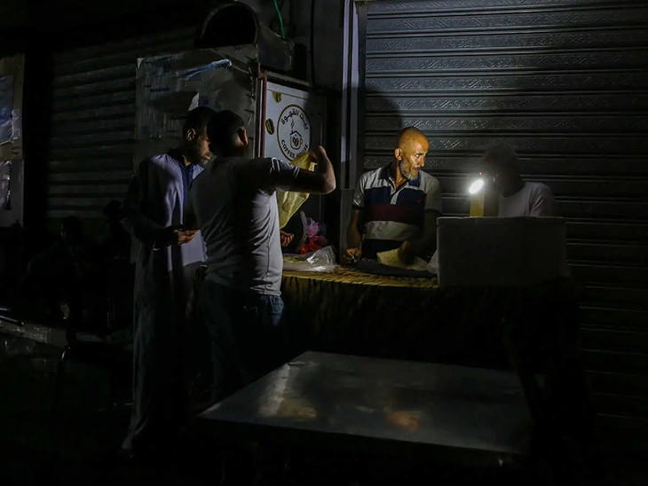 इजराइल ने गाजा को पूरी तरह से ब्लॉक कर दिया है। इसकी वजह से गाजा में बिजली और पानी नहीं है, इस वजह से लोग अंधेरे में रहने को मजबूर हैं।