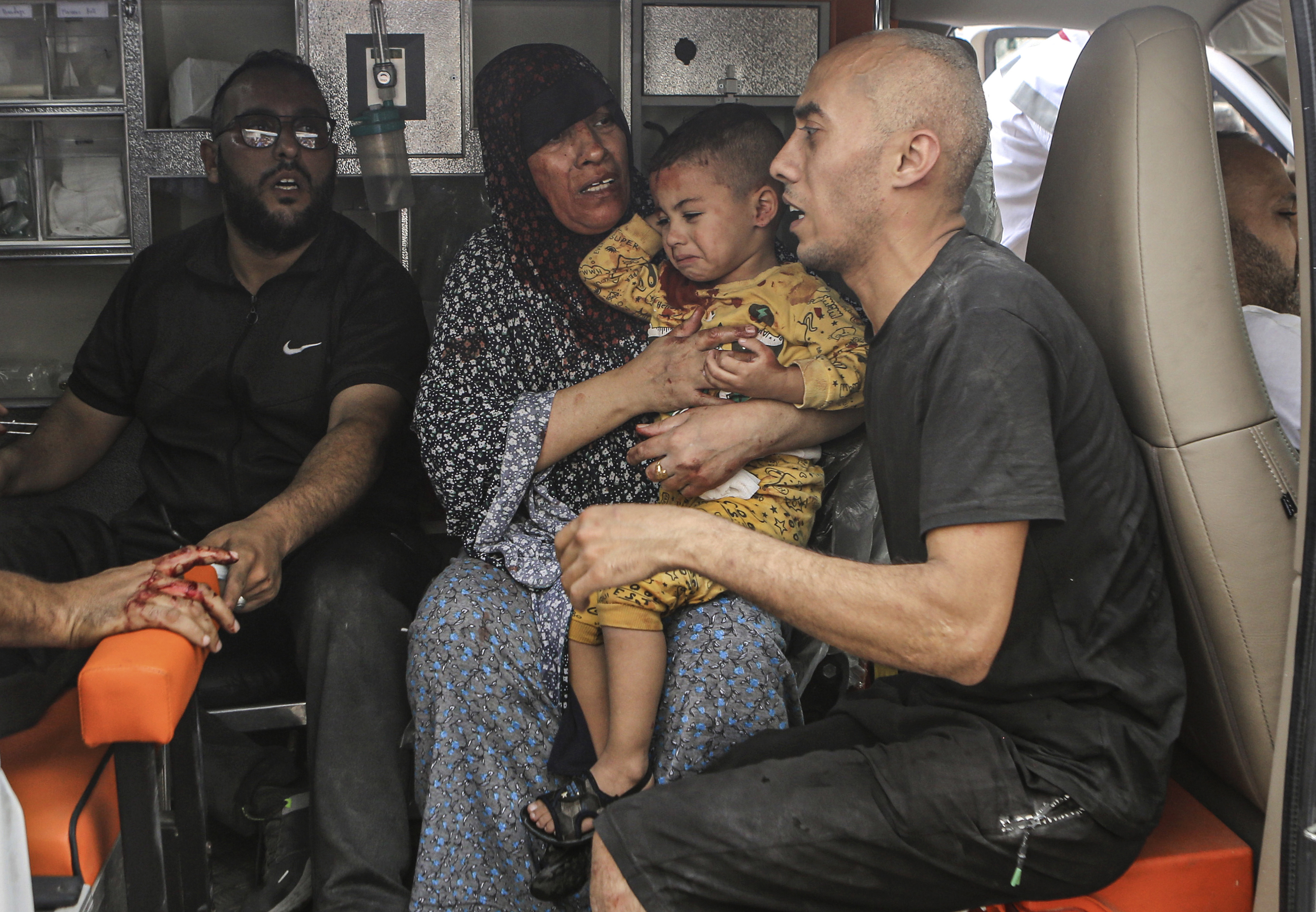 इजराइली बमबारी में घर छोड़कर जाते लोग भी मारे जा रहे हैं।