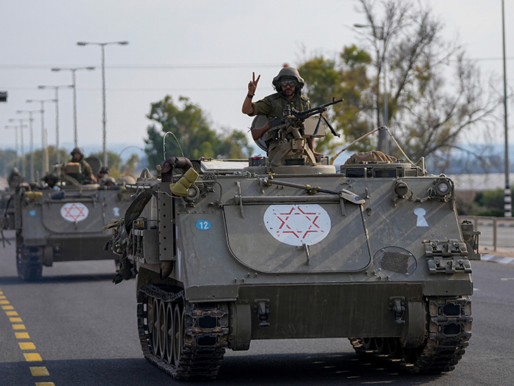 इजराइली सेना के बख्तरबंद वाहन बड़े ऑपरेशन के लिए गाजा की तरफ बढ़ते हुए।