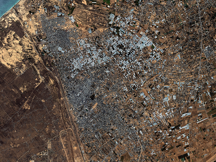राफा क्रॉसिंग की सैटेलाइट तस्वीर। जब लोगों तक खबर पहुंची की एक रास्ता खुला है जहां से वो गाजा छोड़कर जा सकते हैं, तो लोग बिना कुछ सोचे समझे यहां पहुंच गए। हालांकि, यहां पहुंचने के बाद उन्हें जानकारी मिली की खबर झूठी थी।