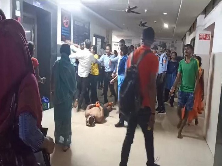 जमीन पर पड़ा मरीज और मारपीट करते परिजन व गार्ड - Dainik Bhaskar