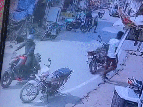 रामानुजगंज में मंगलवार को दिनदहाड़े बाइक सवार 2 युवकों ने उठाईगिरी को अंजाम दिया। - Dainik Bhaskar