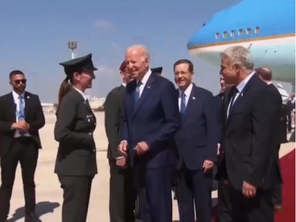 ये फुटेज 2022 का है, उस वक्त इजराइल के प्रधानमंत्री याइर लैपिड थे। वो बाइडेन को एयरपोर्ट पर रिसीव करते देखे जा सकते हैं।