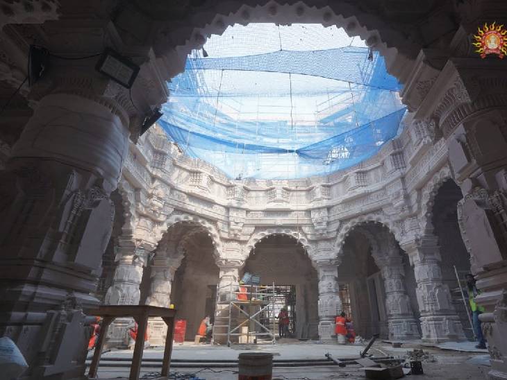 राम मंदिर के ग्राउंड फ्लोर पर तेजी से निर्माण कार्य चल रहा है।
