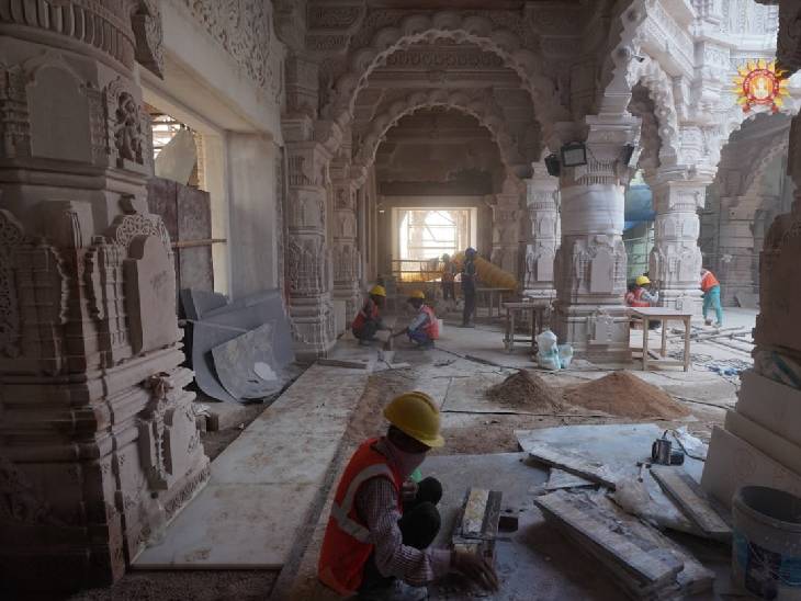 यह तस्वीर राम मंदिर के अंदर की है। यहां फर्श का काम चल रहा है।