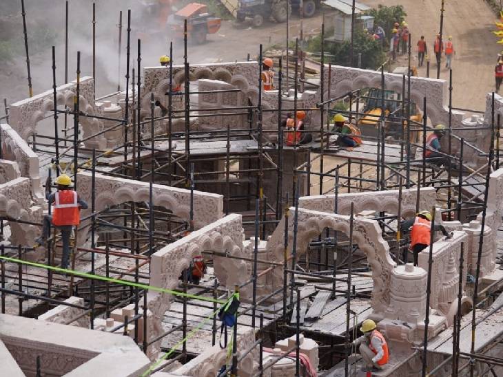 निर्माणाधीन राम मंदिर के प्रथम तल पर होता निर्माण कार्य।