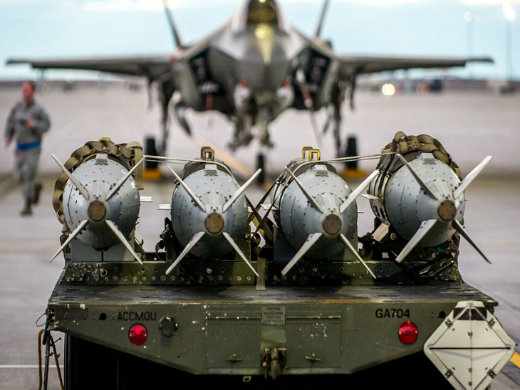 ये तस्वीर स्मार्ट बम की है। स्मार्ट बमों की सटीकता पर कहा जाता है कि इन्हें गिराकर भूल भी सकते हैं