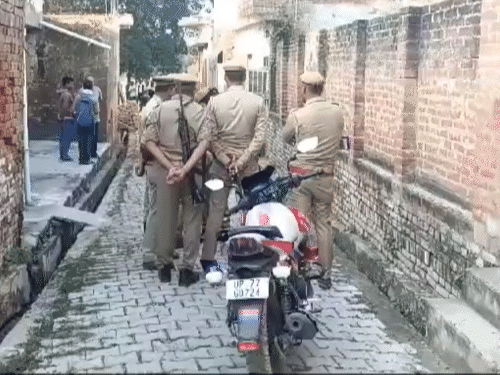 घटनास्थल पर मौजूद पुलिस जांच पड़ताल करते हुए।