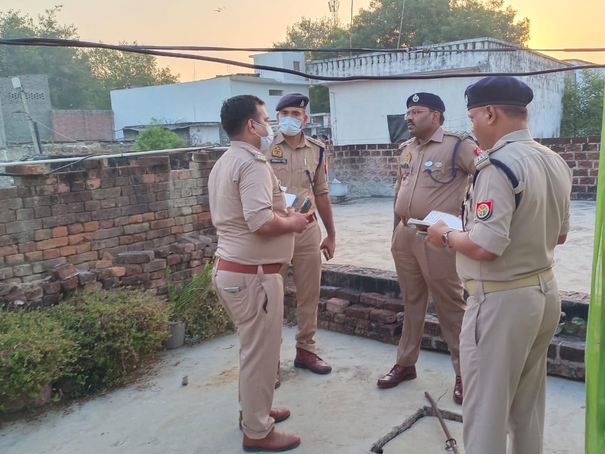 मौके पर मौजूद पुलिस हर एंगल से जांच कर रही है। पुलिस ने लोगों से पूछताछ भी की है।