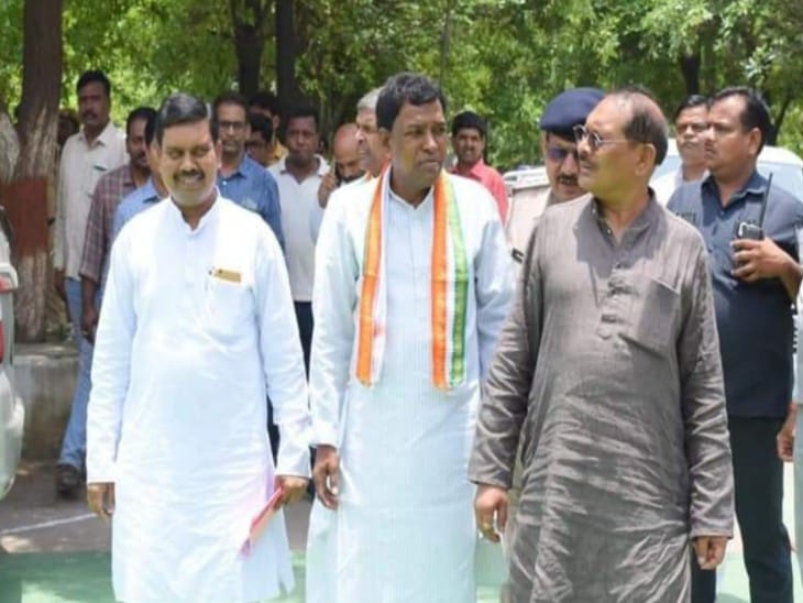 कांग्रेस नेताओं के साथ विधायक मोहित राम केरकेट्टा ।