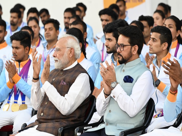 आम लोगों केबीच अनुराग ने मोदी सरकार की कामयाबी गिनवाई।