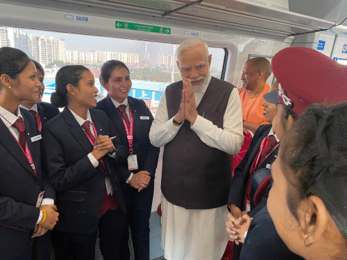 ट्रेन के साथ चलने वाले स्टाफ के साथ भी PM मोदी ने वक्त बिताया।