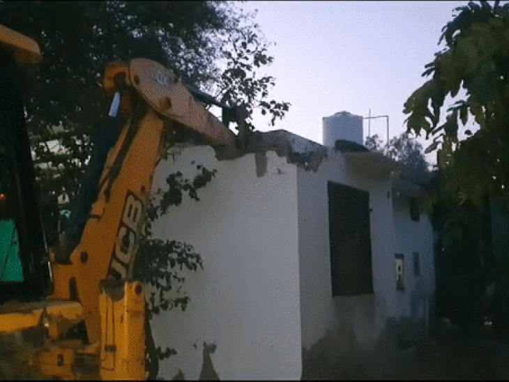 सेक्टर-6 स्थित नवीन जयहिंद के बाग में बनी इमारत पर प्रशासन ने चलवाया बुलडोजर।