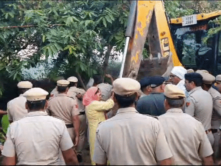 नवीन जयहिंद के समर्थकों के विरोध को देखते हुए प्रशासन की टीम अपने साथ पुलिसबल लेकर पहुंची थी।