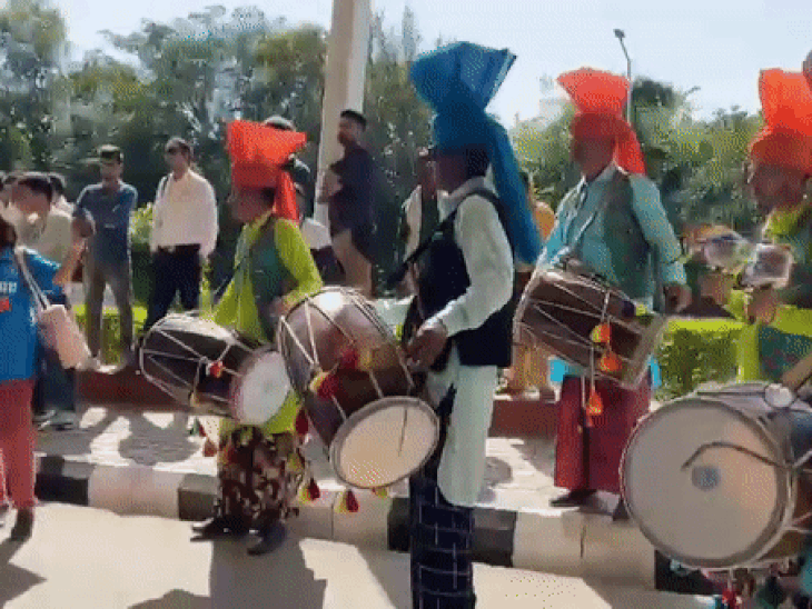 कांगड़ा पहुंचने पर भारतीय टीम का फैंस ने ढोल और नगाड़ों के साथ स्वागत किया।