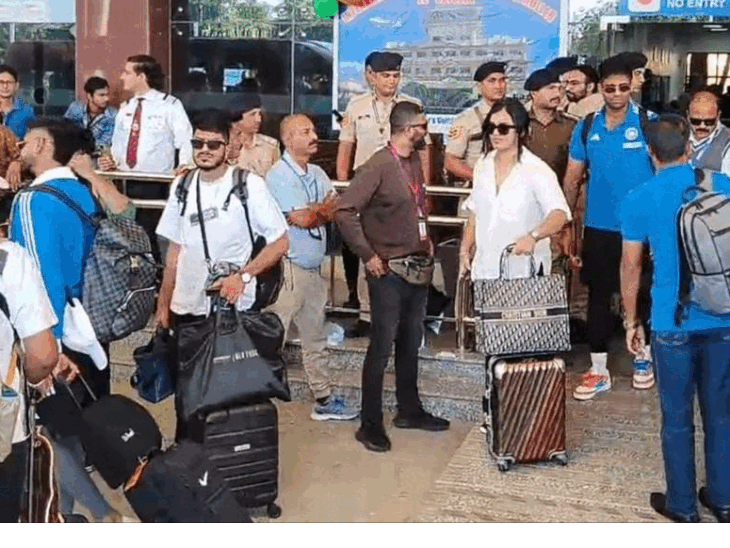 शुक्रवार दोपहर को भारतीय टीम कांगड़ा एयरपोर्ट पर पहुंची।