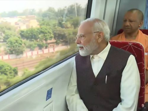 रैपिड रेल में PM मोदी और CM योगी ने सफर किया।