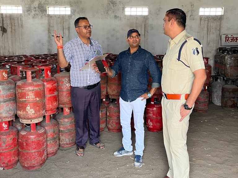 राजस्व व खाद्य विभाग ने बलौदा बाजार जिले के कई गैस एजेंसियों में छापामार कार्रवाई की। - Dainik Bhaskar