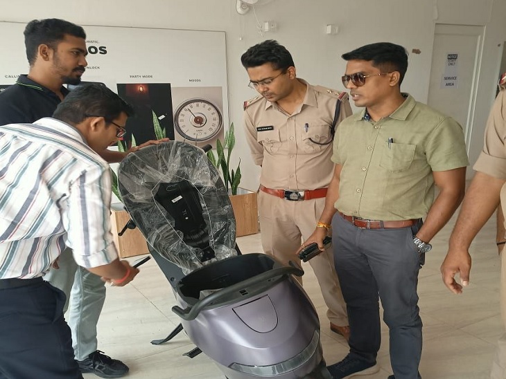 ओला ई-स्कूटर शोरूम में चेक करते परिवहन अधिकारी - Dainik Bhaskar