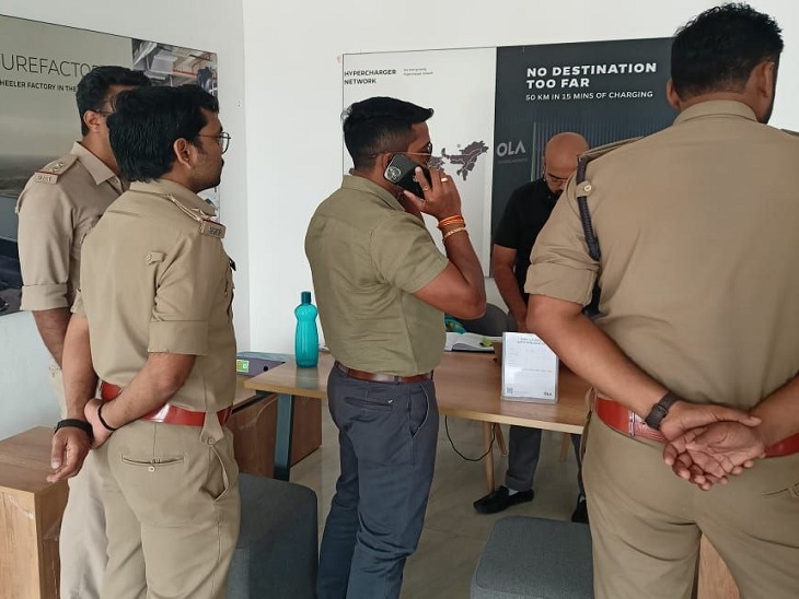 अधिकारियों की टीम ने की सेल्स से संबंधित दस्तावेज की जांच