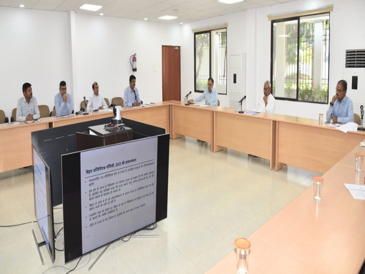 सीएम नीतीश के साथ बैठक में मौजूद अधिकारी