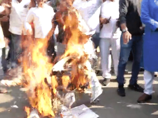 टिकट बंटवारे से नाराज कांग्रेस कार्यकर्ताओं ने PCC दफ्तर में प्रदर्शन किया। वहीं कई कार्यकर्ताओं ने कमलनाथ के बंगले के बाहर पंगत लगाकर खाना खाया। - Dainik Bhaskar