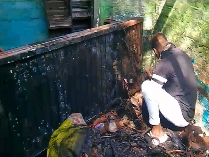 आग से घर का सामान जला - Dainik Bhaskar