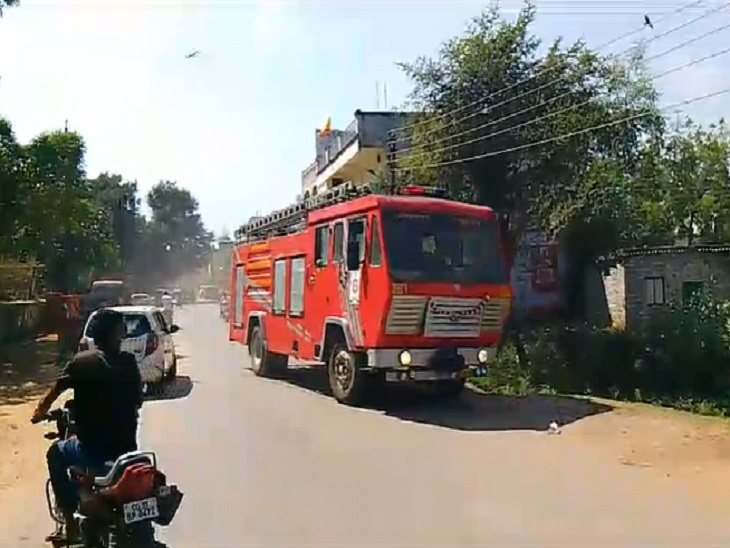 आग बुझाने पहुंची फायर ब्रिगेड