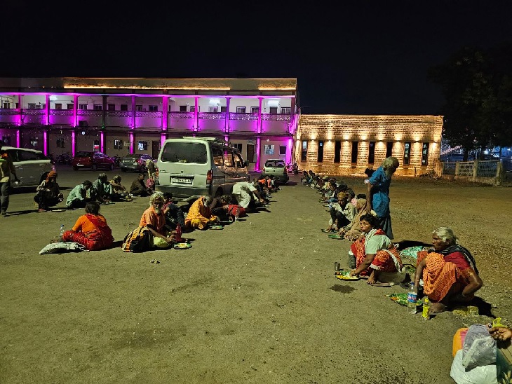 हर दिन रेलवे स्टेशन में गरीबों को परोसा जाता है निशुल्क भोजन। - Dainik Bhaskar