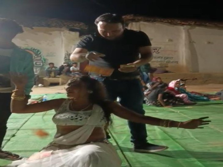 बार बाला पर पैसे लुटाते दिखे युवक।