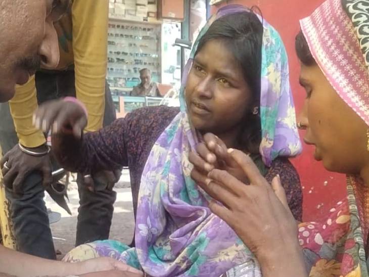 भोपाल की कर्फ्यू वाली माता मंदिर पीर गेट पर उस स्थान पर बैठी महिला लक्ष्मी, जहां से उसकी दो बेटियां काजल और दीपावली अगवा हो गई थी।
