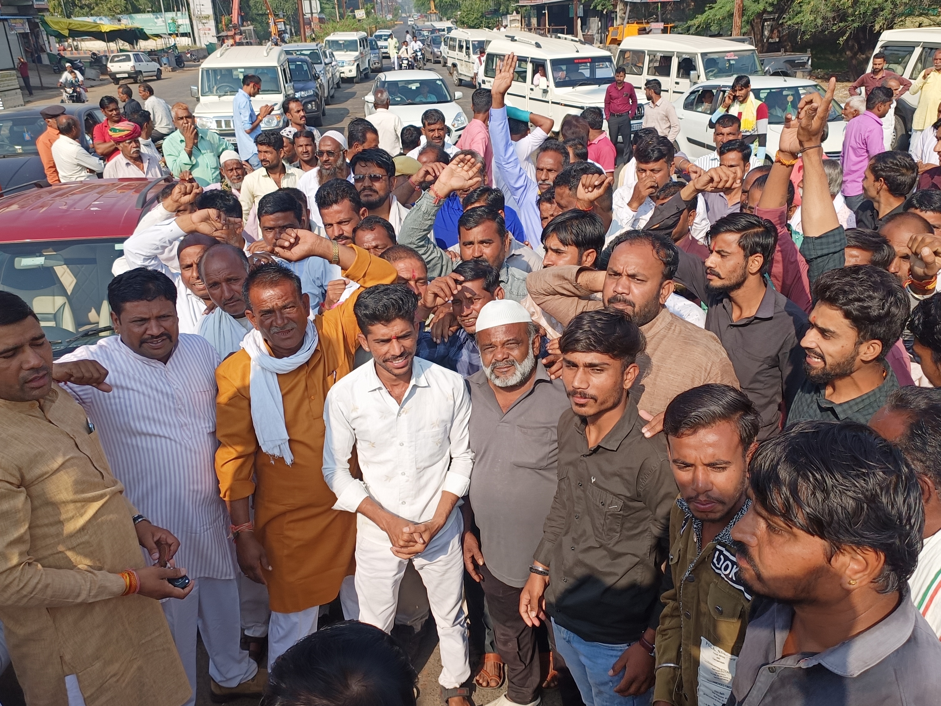 Protest against Congress candidate continues in Shujalpur | कमलनाथ का बंगला घेरने सैकड़ों कांग्रेसी भोपाल रवाना, सिकरवार का विरोध व बंटी को टिकिट देने की मांग - Dainik Bhaskar
