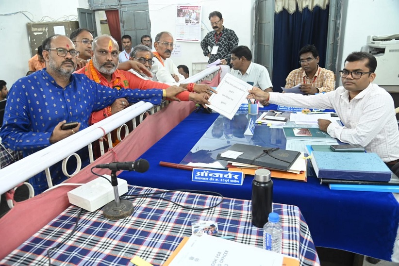 नामांकन दाखिल करते दुर्ग ग्रामीण के भाजपा प्रत्याशी ललित चंद्राकर