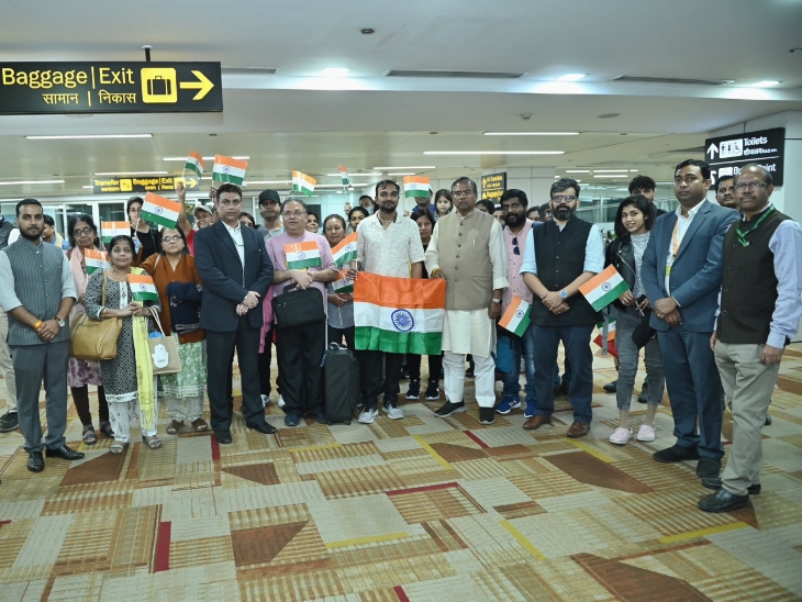 नई दिल्ली एयरपोर्ट पर इजराइल से लौटे लोगों के साथ मंत्री फग्गन सिंह कुलस्ते।