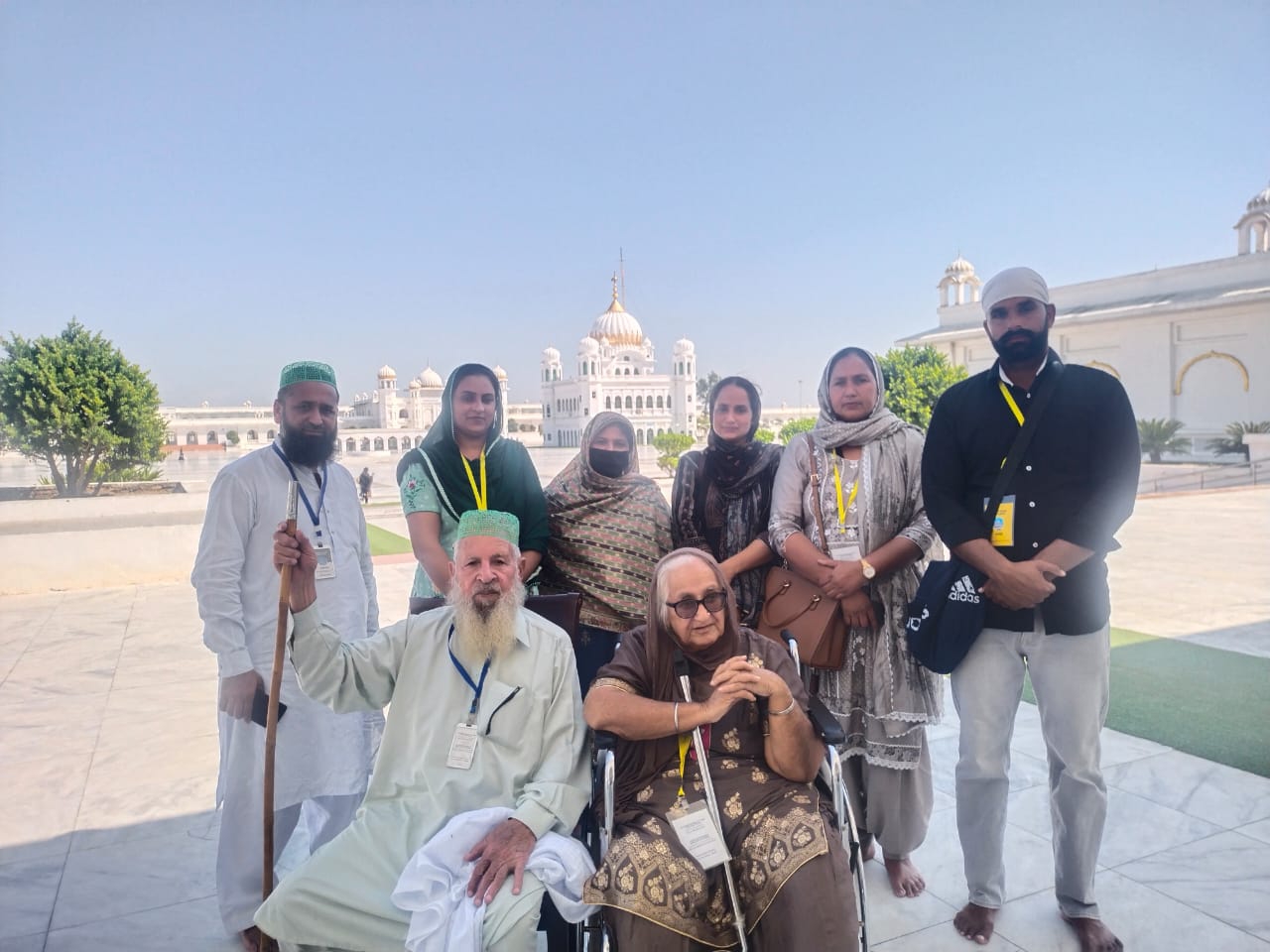 Punjab Gurdaspur Brother Sister Meeting After 76 years Kartarpur Corridor Pakistan | श्री करतारपुर साहिब कॉरिडोर पहुंचे; 76 साल बाद एक-दूसरे को देख हुए भावुक