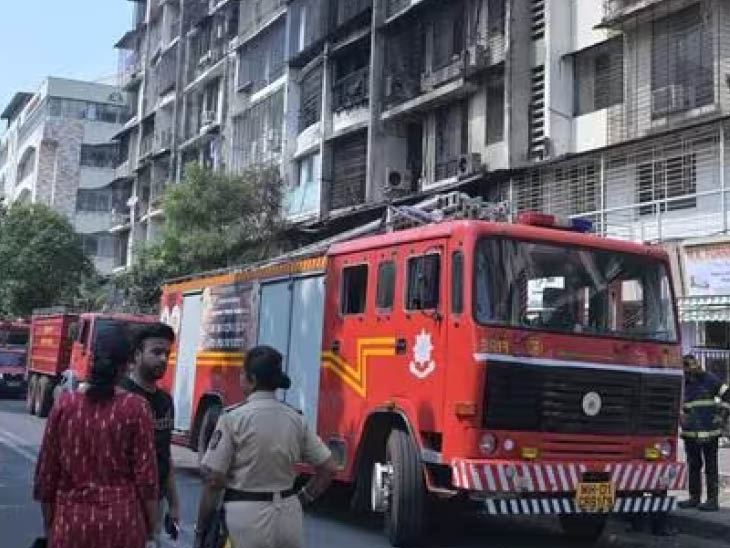 सूचना मिलने पर फायर बिग्रेड की गाड़ी मौके पर पहुंची।