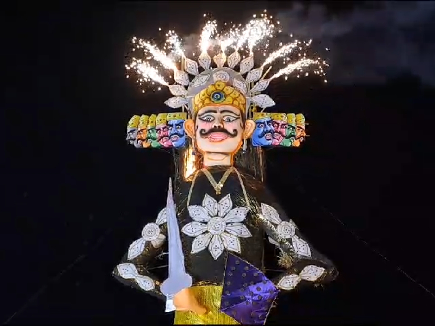 Dussehra celebrated with pomp in Sendhwa | सेंधवा में धूमधाम से मनाया गया  दशहरा: आकर्षक आतिशबाजी के साथ 71 फीट ऊंचे रावण के पुतले का हुआ दहन, जय  श्रीराम के जयघोष ...