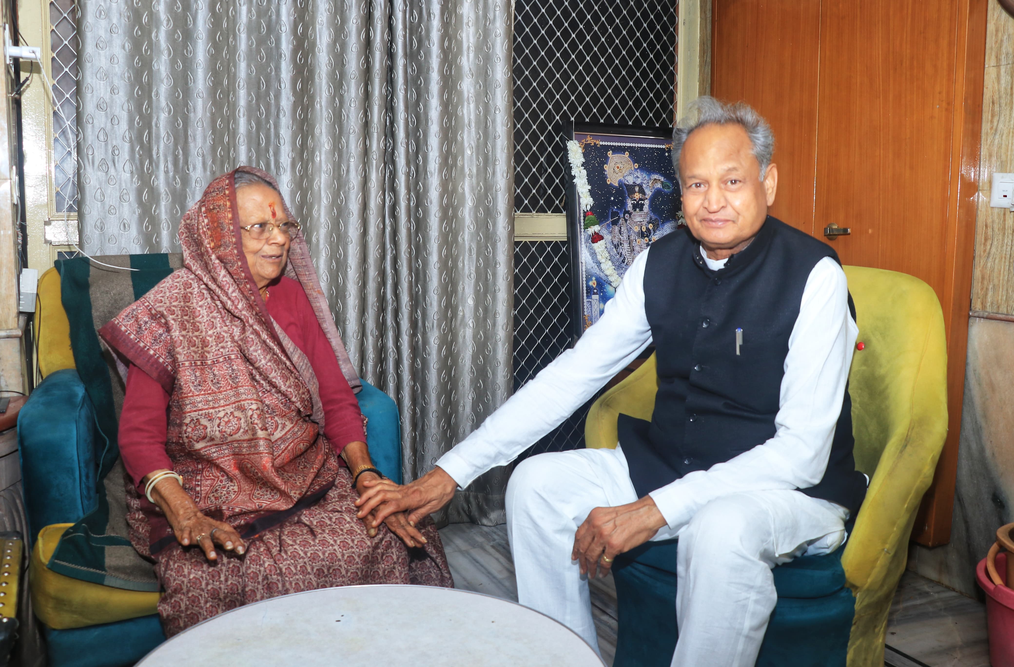 सीएम करीब 15 मिनट तक जीजी के घर रुके रहे। यहां उन्होंने उनकी तबीयत पूछी और हाल जाना।