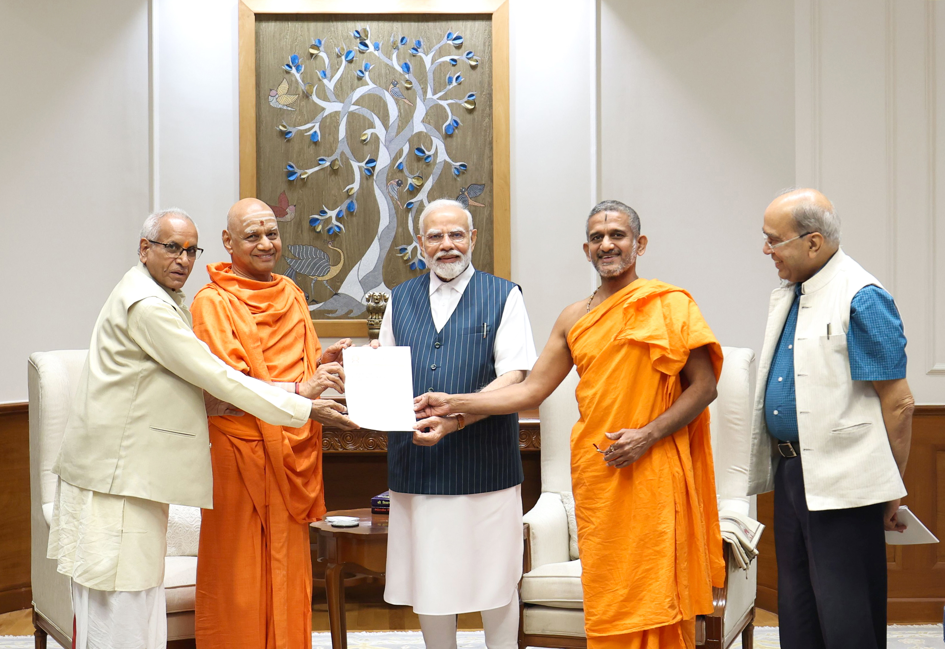 बुधवार को श्रीराम जन्मभूमि तीर्थ क्षेत्र ट्रस्ट के पदाधिकारियों ने पीएम मोदी से मुलाकात की।
