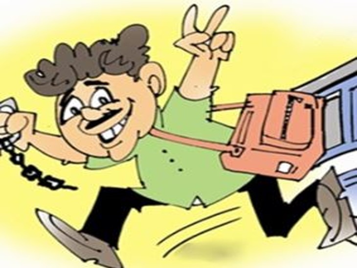 Scooty-bike stolen from two dozen people | कहीं पर्स काटकर मंगलसूत्र  चुराया, तो कहीं मोबाइल और पर्स उड़ाए - Money Bhaskar