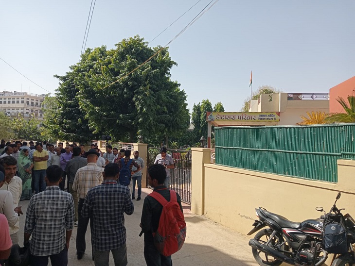 घर के बाहर लोगों की भीड़।