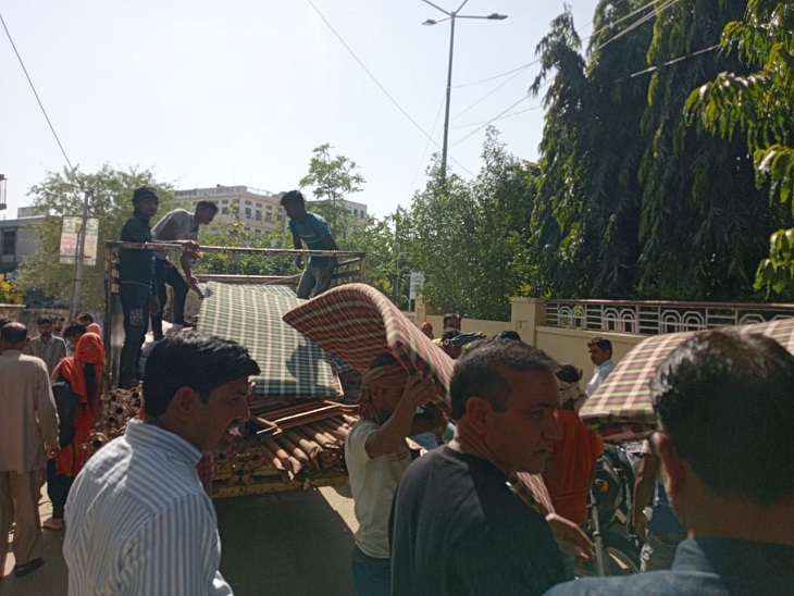 सीकर में स्थित गोविंद सिंह डोटासरा के घर के बाहर कार्यकर्त्ता धरना लगाने के लिए गद्दे लेकर पहुंचे।