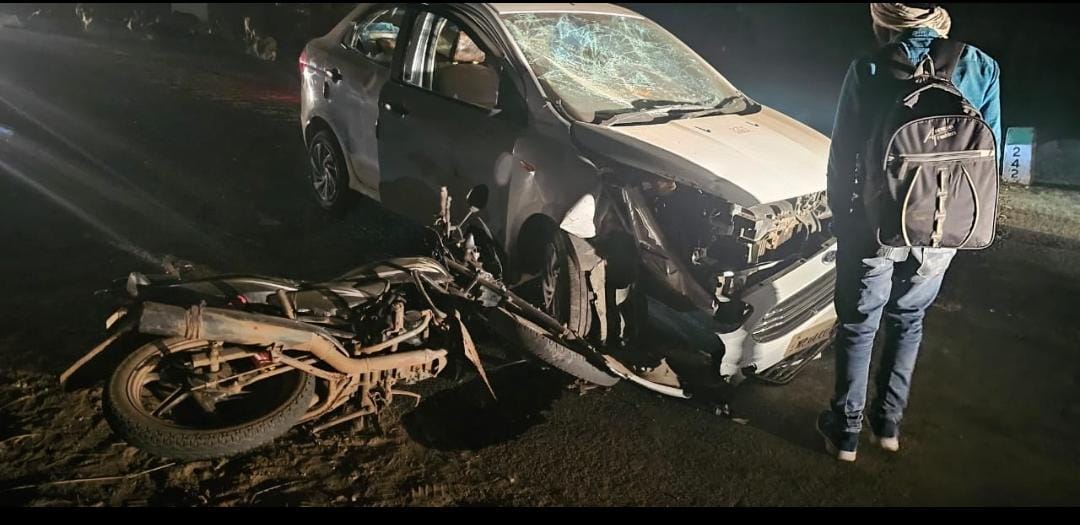 Speeding car hits bike in Narmadapuram | नर्मदापुरम में तेज-रफ्तार कार ...