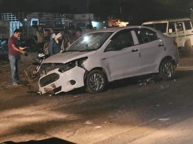 Speeding car hits bike in Narmadapuram | नर्मदापुरम में तेज-रफ्तार कार ...
