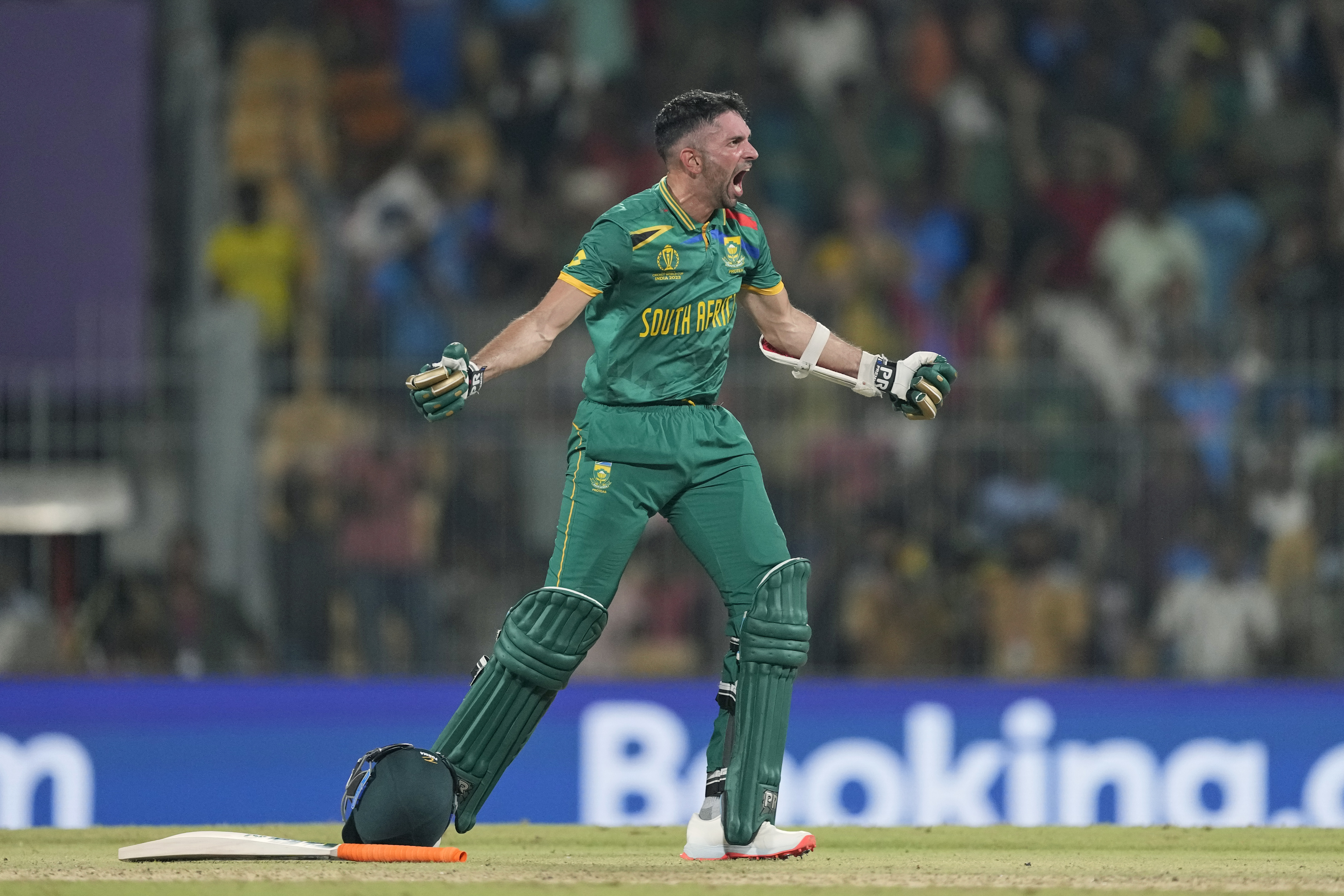 केशव महाराज ने साउथ अफ्रीका के लिए 48वें ओवर में विनिंग चौका लगाया। मैच जीतने के बाद सेलिब्रेट करते महाराज।